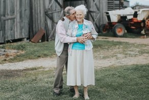 "И жили они долго и счастливо": трогательные фото пары, прожившей вместе 68 лет