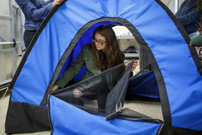 Школьницы создали палатку на солнечных батареях, чтобы помочь бездомным