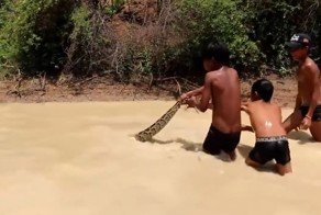 Суровые детские забавы в Камбодже