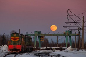 Луна и современные городские пейзажи