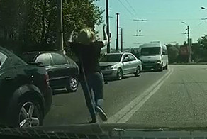 Женщина спасла котёнка из-под колёс автомобиля