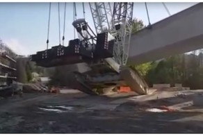 Крановщик чудом остался жив, выпрыгнув из падающего крана