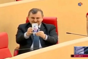 Грузинский депутат пытается сделать селфи