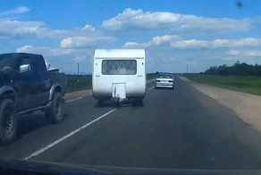Авария дня. В Беларуси оторвавшийся дом на колесах выехал на встречку