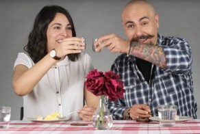 Итальянцы пробуют русские салаты