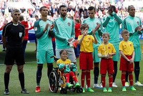 Роналду обменялся подарками с девочкой-колясочницей Полиной