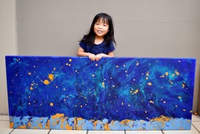 5-летняя художница помогает нуждающимся детям, продавая удивительные картины