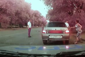 Пьяная беременная женщина везла в машине шестерых детей и мужа