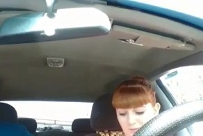 Ученица автошколы ищет заднюю передачу