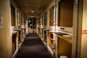 Как устроен японский капсульный отель