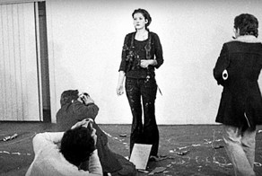 Страшный эксперимент: художница стояла 6 часов смирно и позволяла зрителям творить с ней что угодно