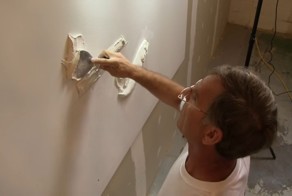 Талантливый самоучка создает невероятно красивые барельефы на стенах квартир и домов 