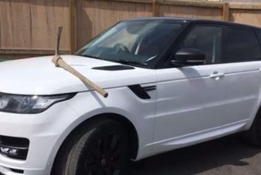 Недовольный сотрудник воткнул кирку в Range Rover своего босса
