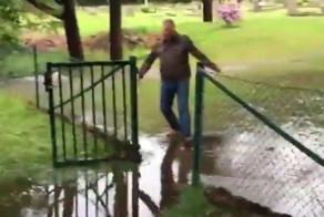 Не самый удачный способ перебраться через большую лужу 