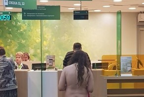 В банке засекли совершенно голую клиентку