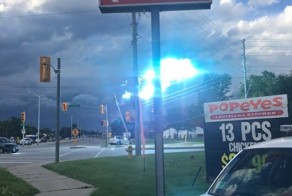 Поврежденная линия электропередач впечатлила очевидцев бегущими огненными вспышками