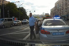 Сотрудник ДПС не знающий правил дорожного движения