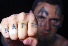 Бывший нацист сделал 25 операций, чтобы избавиться от расистских татуировок