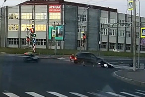 Мотоциклист с пассажиркой попали в ДТП в Петербурге