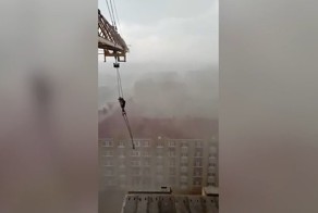 Смелый крановщик вёл репортаж со своего рабочего места во время мощного урагана в Казахстане