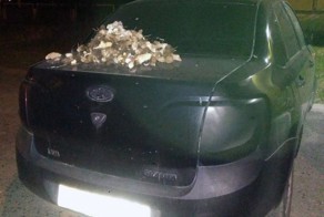В Белгороде пожилая женщина облила автомобиль фекалиями из-за громкой музыки