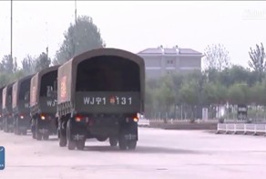 Экстренный разворот колонны армейских грузовиков в Китае