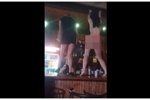 Пьяный стриптиз посетительницы ночного клуба закончился падением за барную стойку