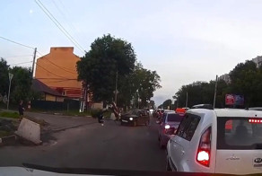 Авария дня. Двое мотоциклистов протаранили "Оку" в Ульяновске