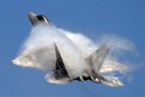 Потрясающие снимки истребителя F-22, совершающего головокружительные маневры