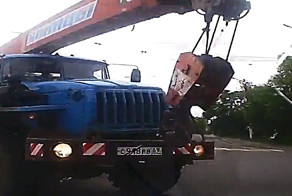 Столкновение автокрана и легкового автомобиля в Твери
