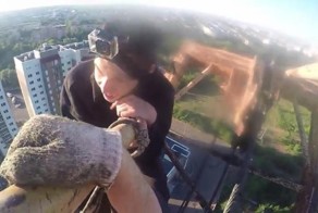 Повисший на башенном кране на пр. Победы, вызвал спасателей с 80-метровой высоты