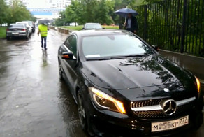 В Москве Mercedes перекрыл проезд скорой помощи
