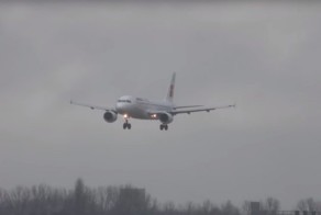 Посадка самолетов в амстердамском аэропорту во время шторма и сильного бокового ветра