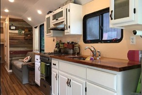 Шикарный дом на колесах из школьного автобуса - своими руками!