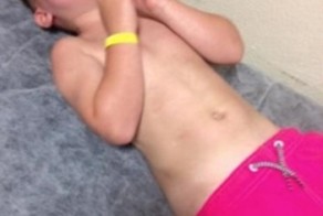 Выйдя из бассейна, мальчик начал неистово кричать. Мать ужаснулась, когда сняла с него шорты…Ужас!