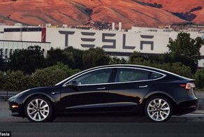 Прямо с конвейера: Илон Маск показал первый бюджетный электрокар Tesla Model 3