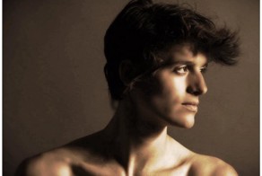 Модель-андрогин выходит на подиум и в мужских, и в женских показах