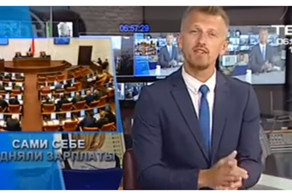 Ведущий красноярского телеканала в прямом эфире "поздравил" депутатов, поднявших себе зарплаты в два раза