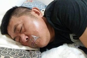 Жена была потрясена, когда увидела мужа с заклеенным ртом. Когда она узнала правду, то не смогла сдержать слез