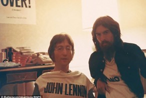 На аукцион выставят малоизвестные фотографии Джона Леннона с Джорджем Харрисоном