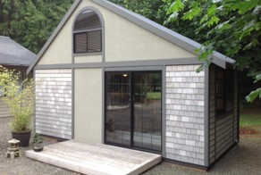 Домик занимает всего 18 кв.м, но чего там только нет внутри!