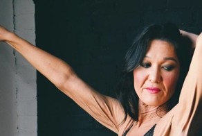 26-летняя модель с редким заболеванием кожи бросает вызов стандартам красоты