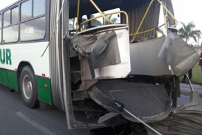 В Бразилии пассажирский автобус разорвало на две части
