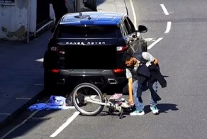 Наглый вор попытался обокрасть припаркованный автомобиль, но его быстро настигла полиция