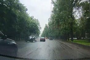 Авария дня. Столкновение Мерседеса и Нивы в Ярославле