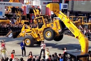 Только посмотрите, как танцует этот 16,7-тонный фронтальный погрузчик
