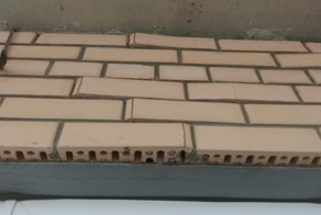 В Краснодаре в многоэтажке выдавливает кирпичи на балконе!