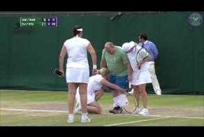 Клийстерс позвала болельщика на корт. И нарядила в юбку