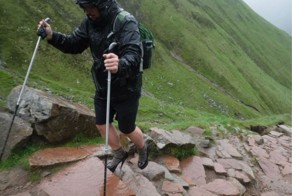 Студент забрался на самую высокую гору Великобритании на 13-см каблуках ради корыстной цели