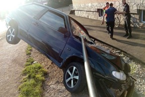 Железные трубы нашпиговали автомобиль пьяного вадителя